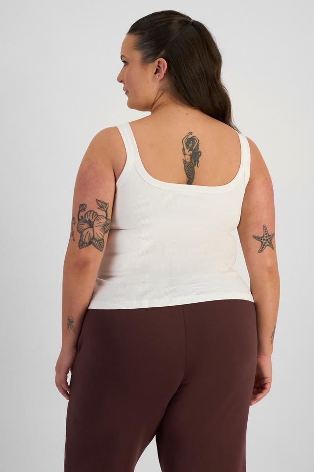 LANI (She/Her) wears size L and is 168cm tall with 115cm chest and 99cm waist
