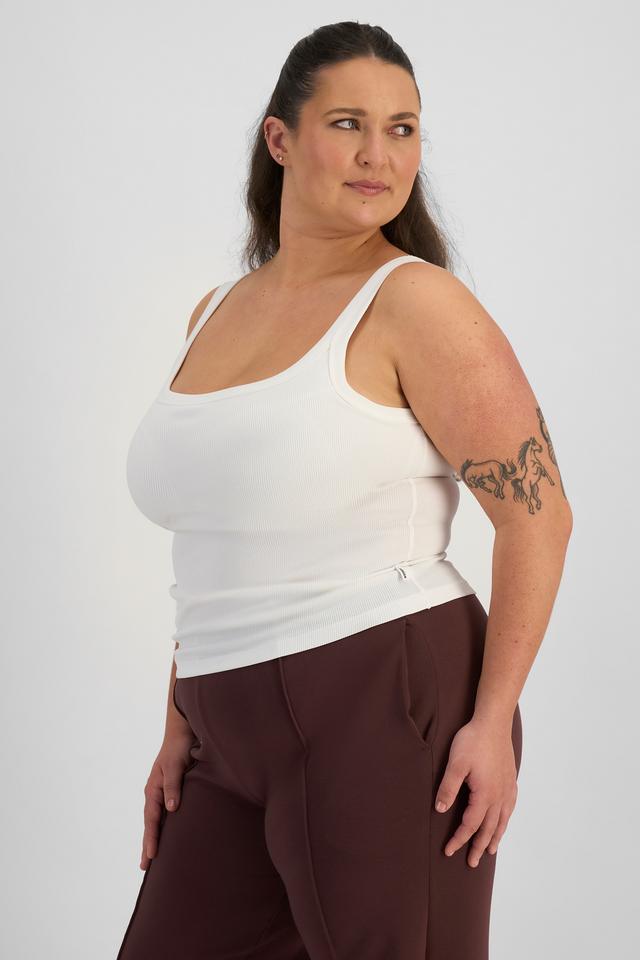 LANI (She/Her) wears size L and is 168cm tall with 115cm chest and 99cm waist