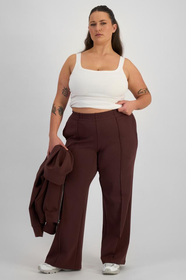 LANI (She/Her) wears size L and is 168cm tall with 115cm chest and 99cm waist