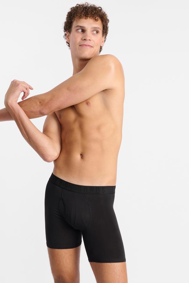 Kya (He/Him) wears size M and is 189cm tall with 99cm chest and 81cm waist