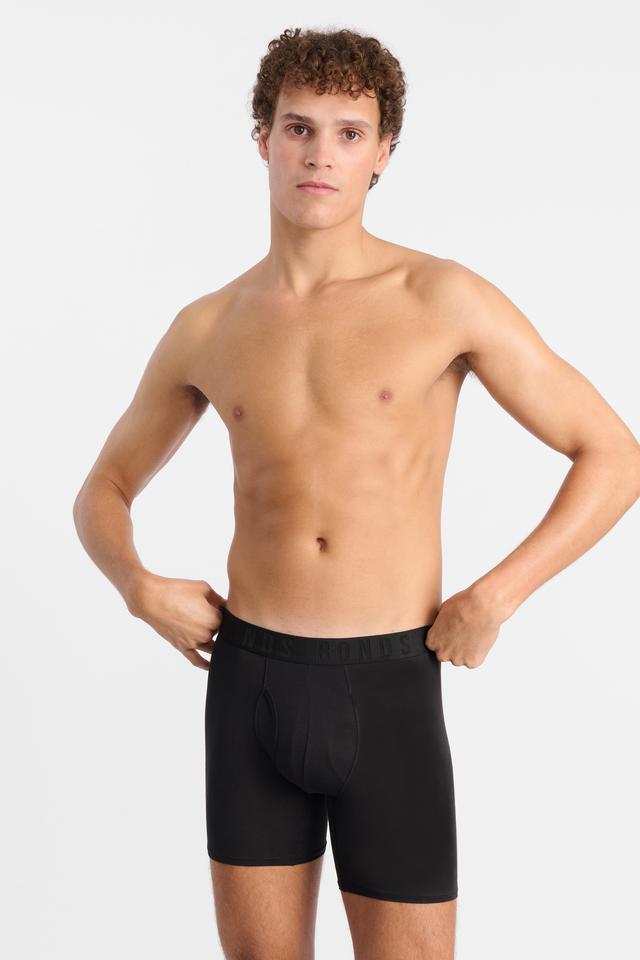 Kya (He/Him) wears size M and is 189cm tall with 99cm chest and 81cm waist