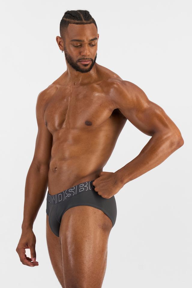Nicolas (He/Him) wears size XL and is 192cm tall with 106cm chest and 86cm waist