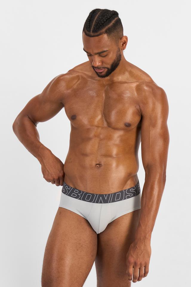 Nicolas (He/Him) wears size XL and is 192cm tall with 106cm chest and 86cm waist