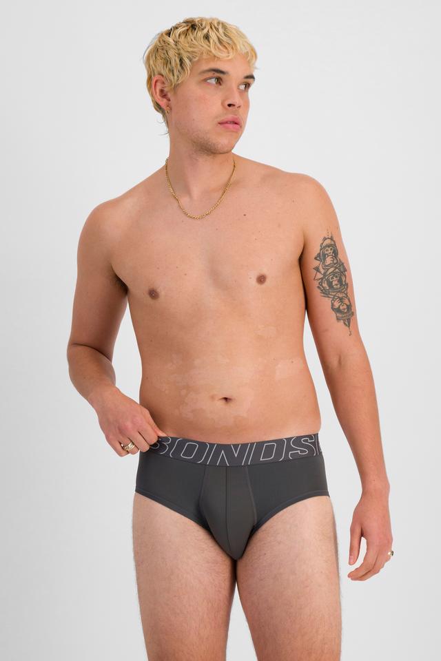 TOBIAS (He/Him) wears size M and is 187cm tall with 93cm chest and 78cm waist