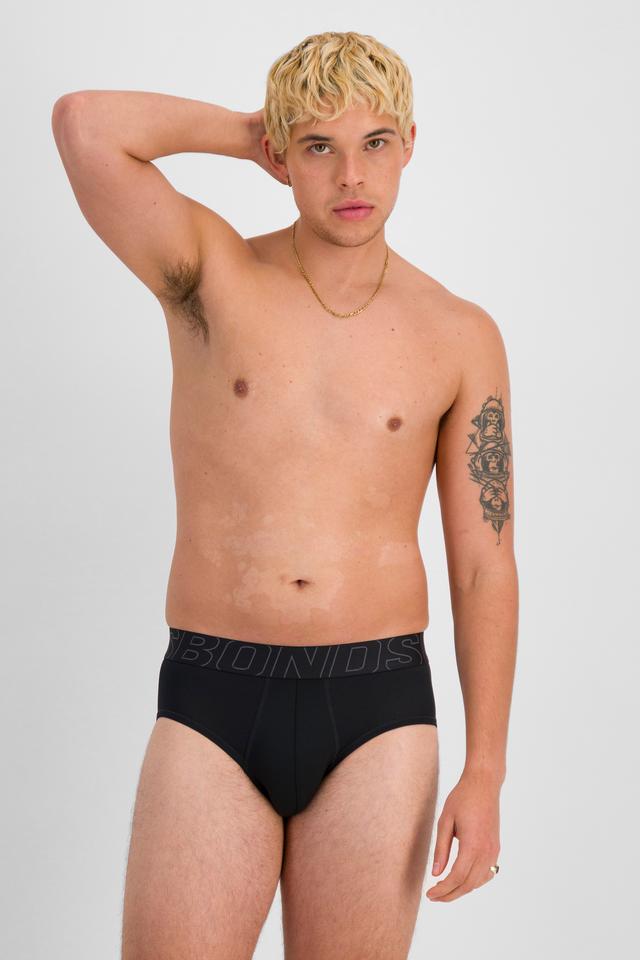 TOBIAS (He/Him) wears size M and is 187cm tall with 93cm chest and 78cm waist