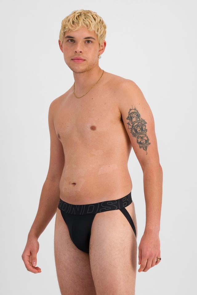 TOBIAS (He/Him) wears size M and is 187cm tall with 93cm chest and 78cm waist