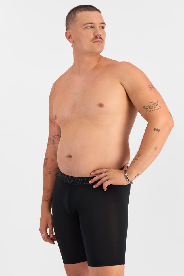 Jake (He/Him) wears size XL and is 195cm tall with 115.57cm chest and 106.68cm waist