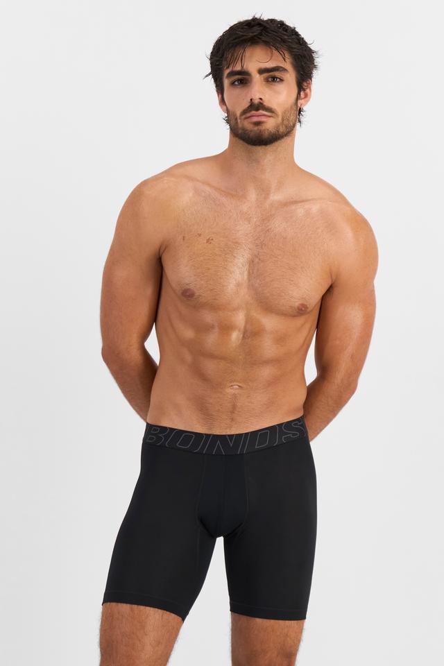 Sam (He/Him) wears size M and is 192cm tall with 100cm chest and 82cm waist