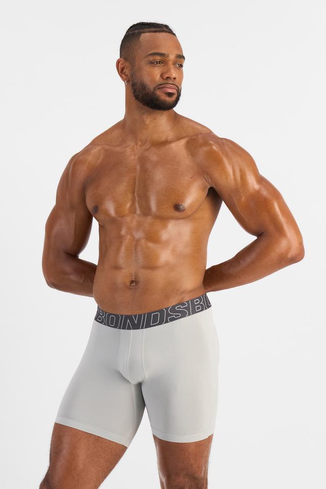 Nicolas (He/Him) wears size XL and is 192cm tall with 106cm chest and 86cm waist