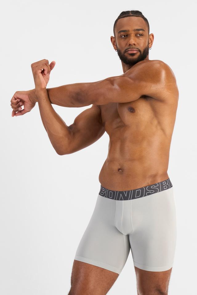 Nicolas (He/Him) wears size XL and is 192cm tall with 106cm chest and 86cm waist