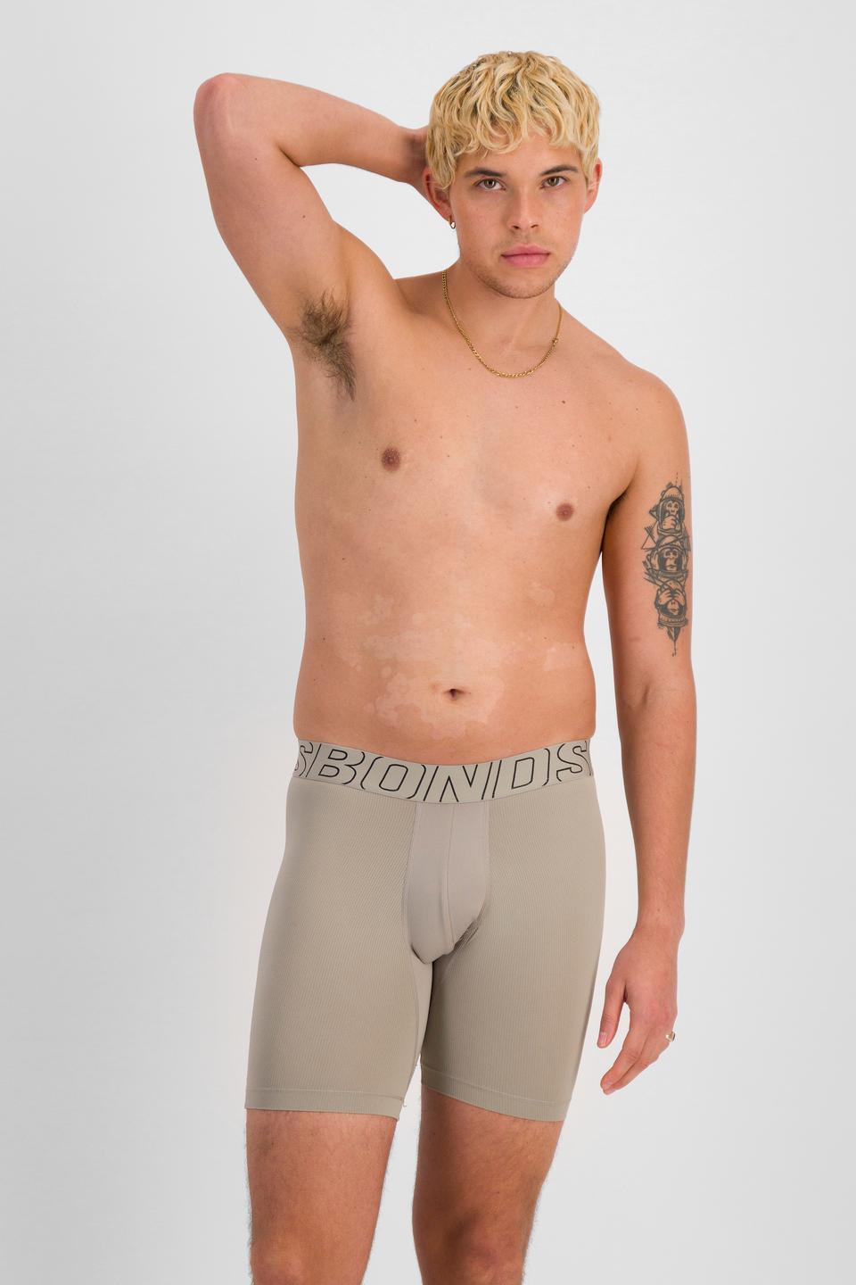 TOBIAS (He/Him) wears size M and is 187cm tall with 93cm chest and 78cm waist