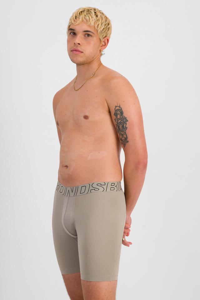 TOBIAS (He/Him) wears size M and is 187cm tall with 93cm chest and 78cm waist