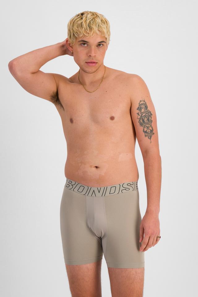 TOBIAS (He/Him) wears size M and is 187cm tall with 93cm chest and 78cm waist