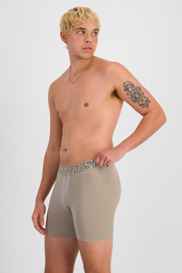 TOBIAS (He/Him) wears size M and is 187cm tall with 93cm chest and 78cm waist
