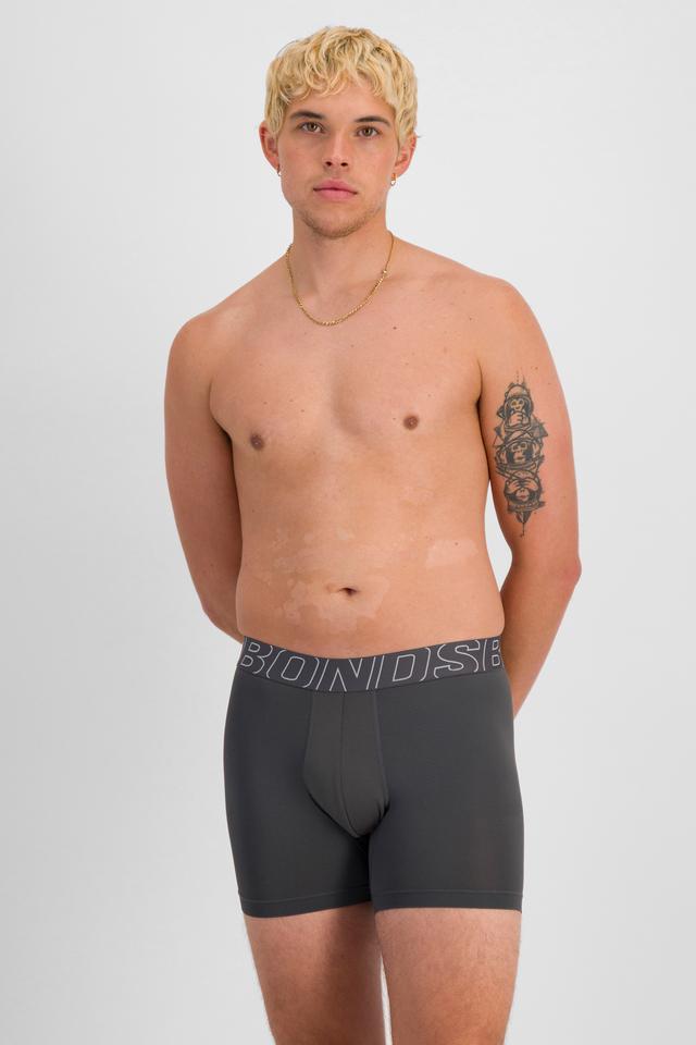TOBIAS (He/Him) wears size M and is 187cm tall with 93cm chest and 78cm waist