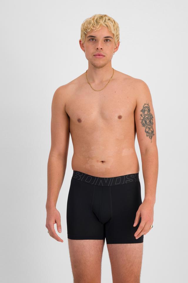 TOBIAS (He/Him) wears size M and is 187cm tall with 93cm chest and 78cm waist