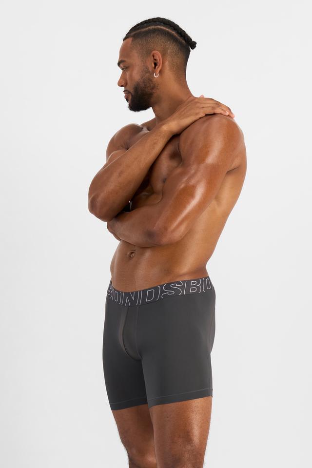 Nicolas (He/Him) wears size XL and is 192cm tall with 106cm chest and 86cm waist