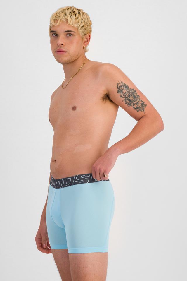 TOBIAS (He/Him) wears size M and is 187cm tall with 93cm chest and 78cm waist