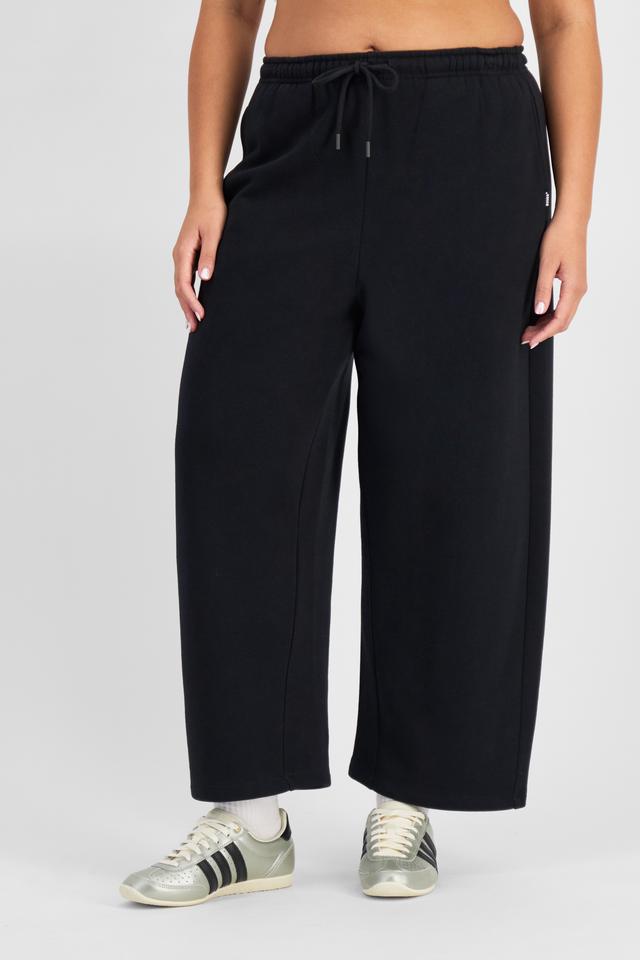 Cameron (She/Her) wears size L and is 179cm tall with 91cm chest and 74cm waist