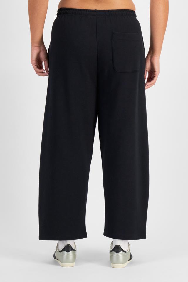 Cameron (She/Her) wears size L and is 179cm tall with 91cm chest and 74cm waist