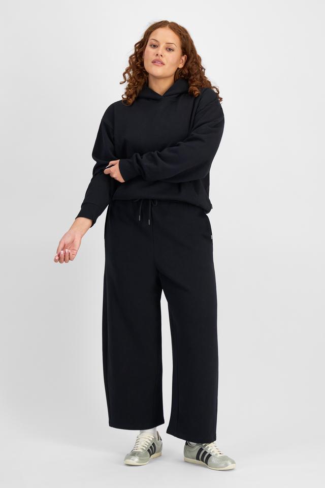 Cameron (She/Her) wears size L and is 179cm tall with 91cm chest and 74cm waist