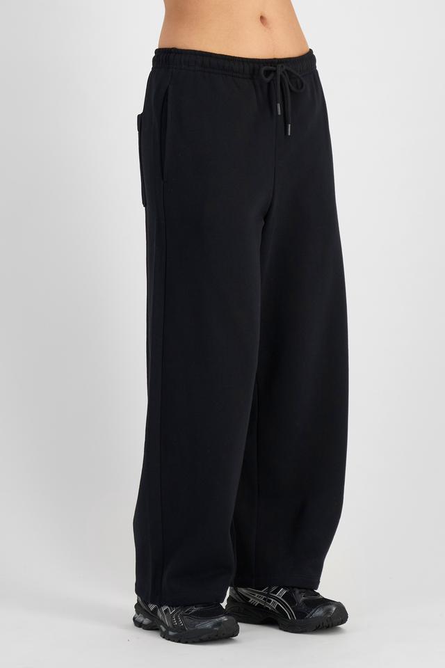 Tiana (She/Her) wears size S and is 176cm tall