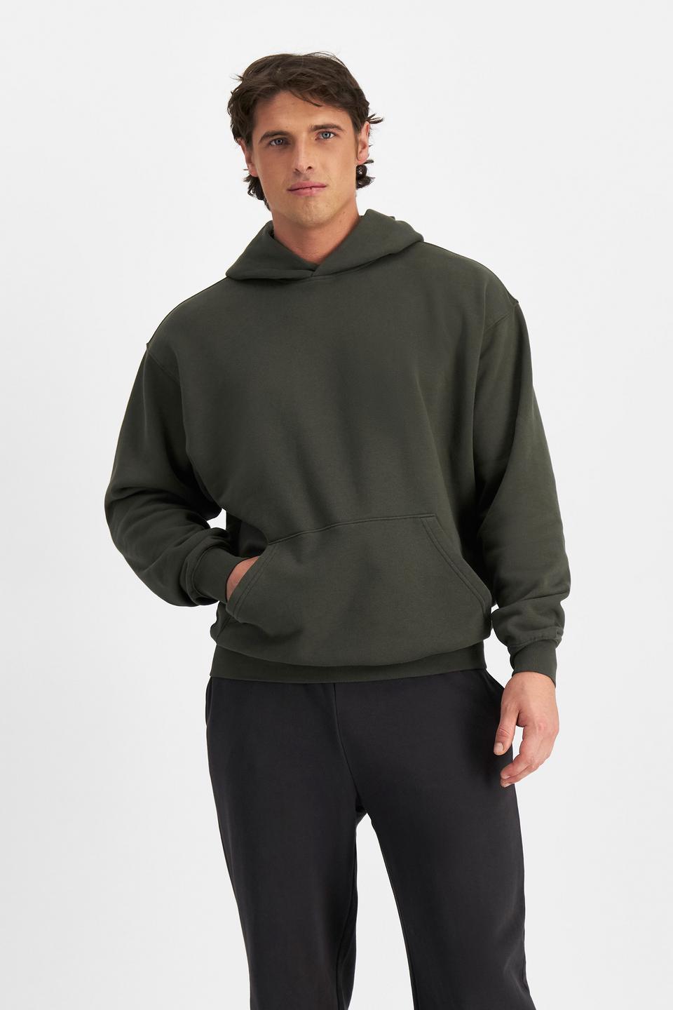 JOSH (He/Him) wears size M and is 185.48cm tall with 99cm chest and 81cm waist