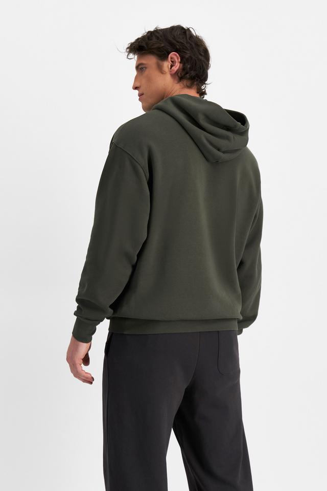JOSH (He/Him) wears size M and is 185.48cm tall with 99cm chest and 81cm waist