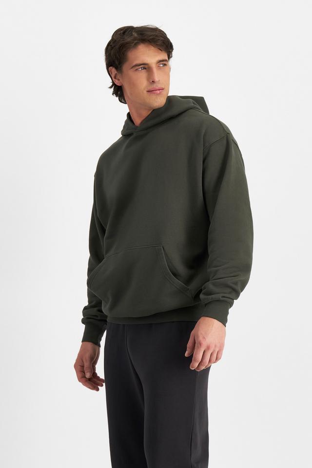 JOSH (He/Him) wears size M and is 185.48cm tall with 99cm chest and 81cm waist