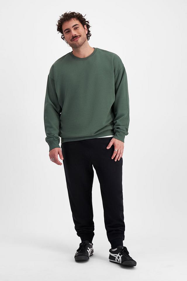 Sam (He/Him) wears size XL and is 178cm tall with 112cm chest