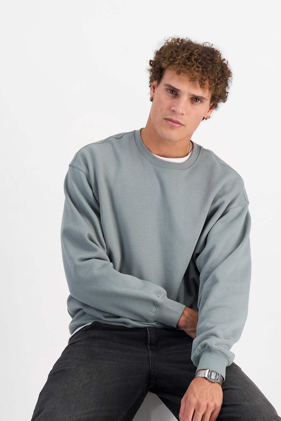 Kya (He/Him) wears size M and is 189cm tall with 99cm chest and 81cm waist