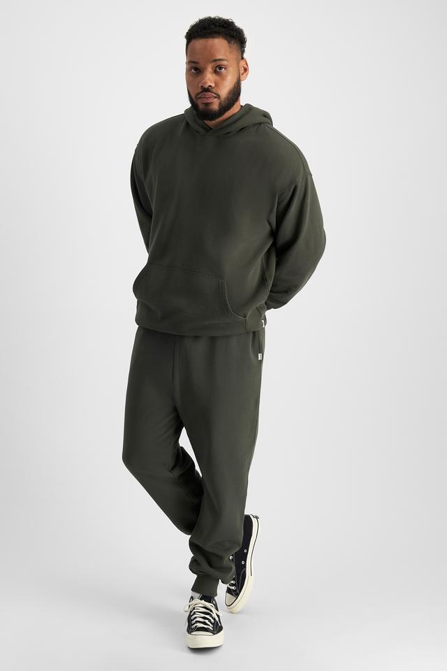 Jason (He/Him) wears size XL and is 194cm tall with 93cm chest and 113cm waist