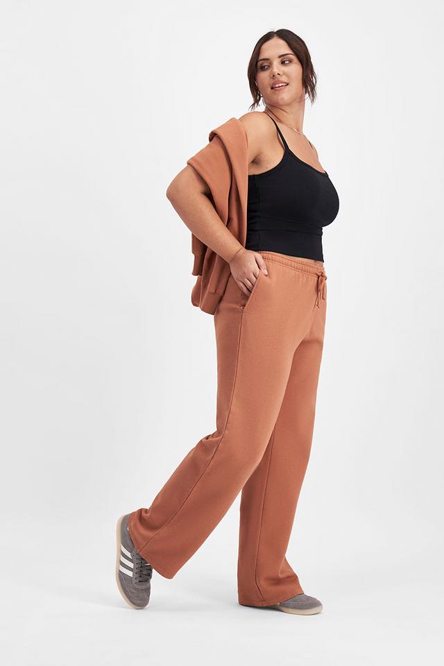 Bella (She/Her) wears size Large and is 173cm tall with 95cm chest and 77cm waist