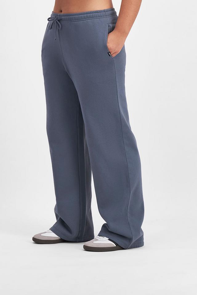 Bella (She/Her) wears size Large and is 173cm tall with 95cm chest and 77cm waist