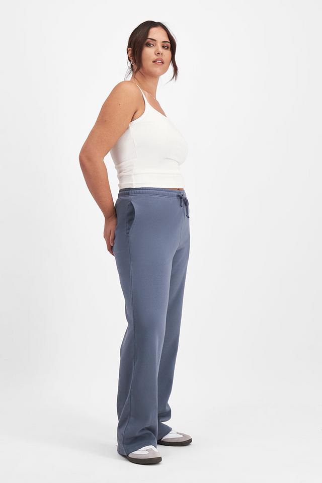 Bella (She/Her) wears size Large and is 173cm tall with 95cm chest and 77cm waist