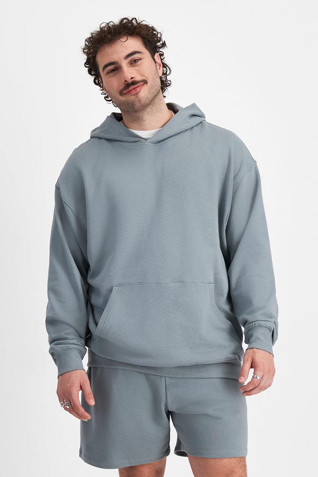 Sam (He/Him) wears size XL and is 178cm tall with 112cm chest