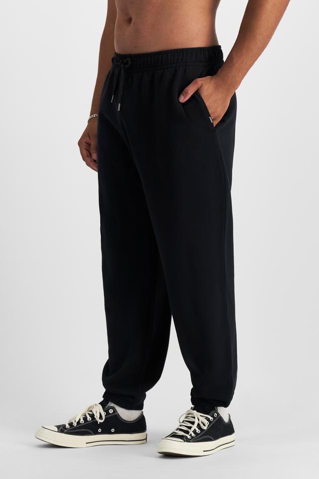 Jason (He/Him) wears size XL and is 194cm tall with 93cm chest and 113cm waist