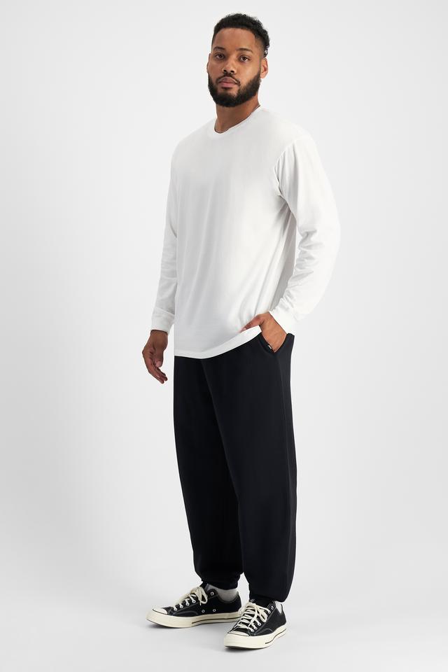 Jason (He/Him) wears size XL and is 194cm tall with 93cm chest and 113cm waist