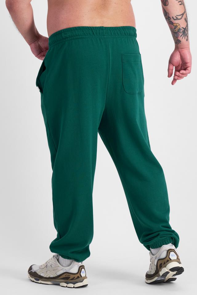 Mike (He/Him) wears size XL and is 180cm tall with 120cm chest and 96cm waist