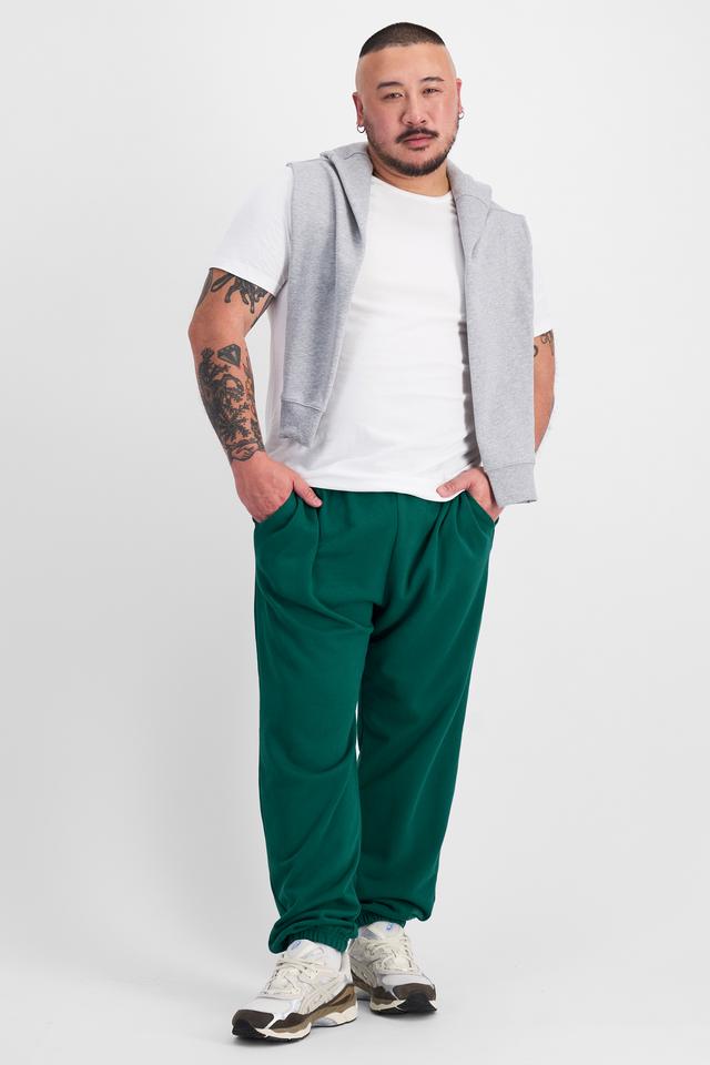 Mike (He/Him) wears size XL and is 180cm tall with 120cm chest and 96cm waist