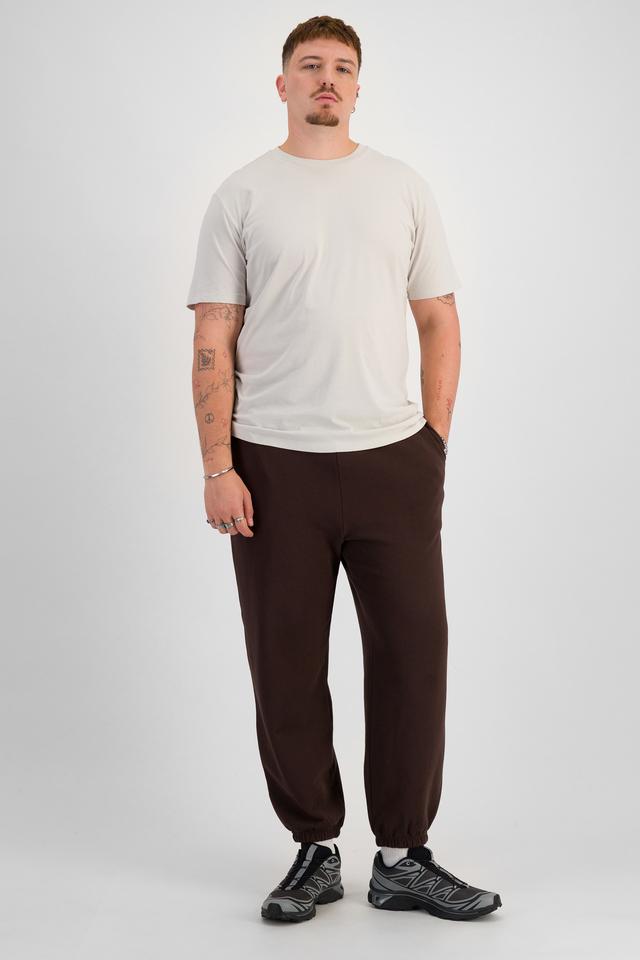 Jake (He/Him) wears size XL and is 195cm tall with 115cm chest and 106cm waist
