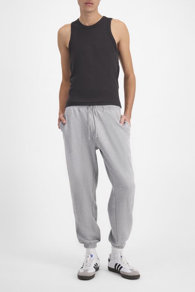 Eli (He/Him) wears size Large and is 193cm tall with 87cm chest and 73cm waist