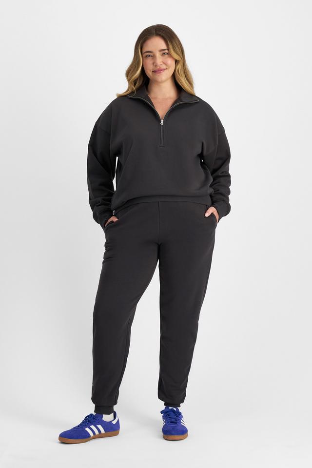 Chanel (She/Her) wears size L and is 176cm tall with 104cm chest and 89cm waist