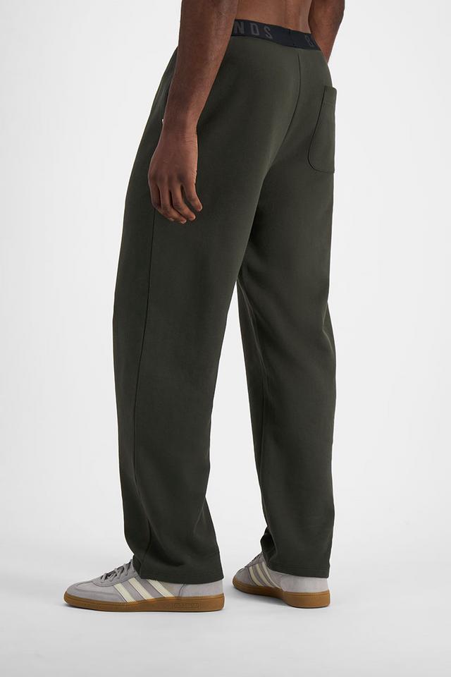 Paoulo (He/Him) wears size Medium and is 188cm tall with 98cm chest and 79cm waist