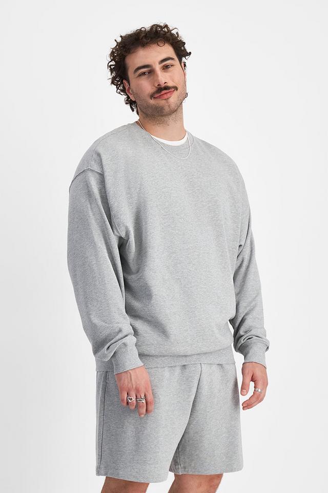 Sam (He/Him) wears size XL and is 178cm tall with 112cm chest