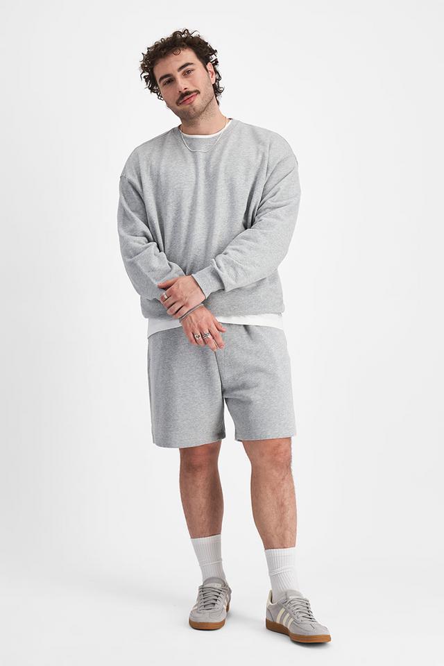 Sam (He/Him) wears size XL and is 178cm tall with 112cm chest