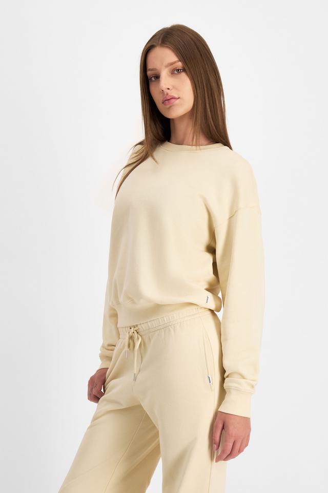 India (She/Her) wears size M and is 180cm tall with 88cm chest and 26cm waist