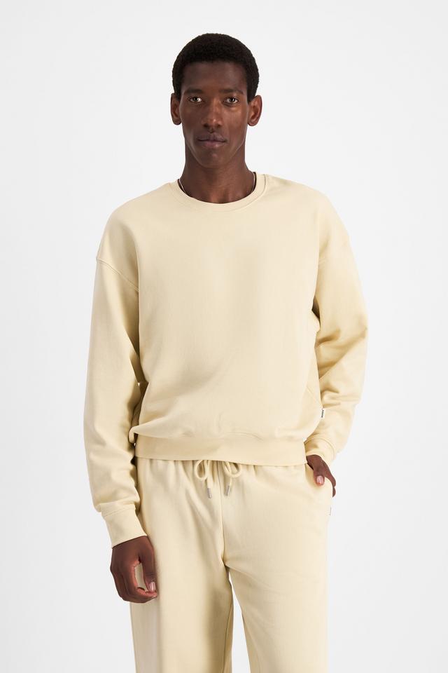 Emmanuel (He/Him) wears size M and is 182cm tall with 93cm chest and 73cm waist