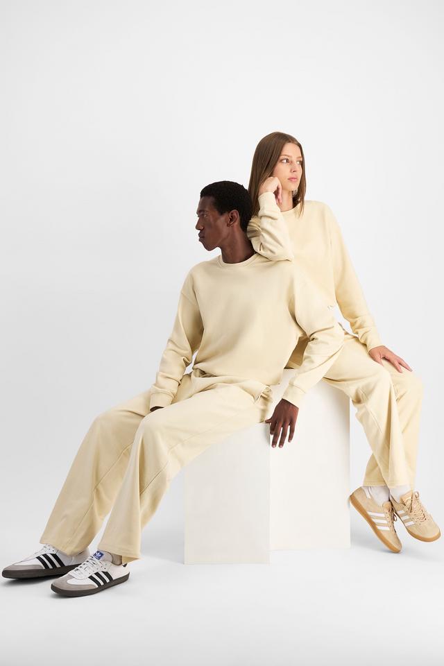 India (She/Her) wears size M and is 180cm tall with 88cm chest and 26cm waist & Emmanuel (He/Him) wears size M and is 182cm tall with 93cm chest and 73cm waist