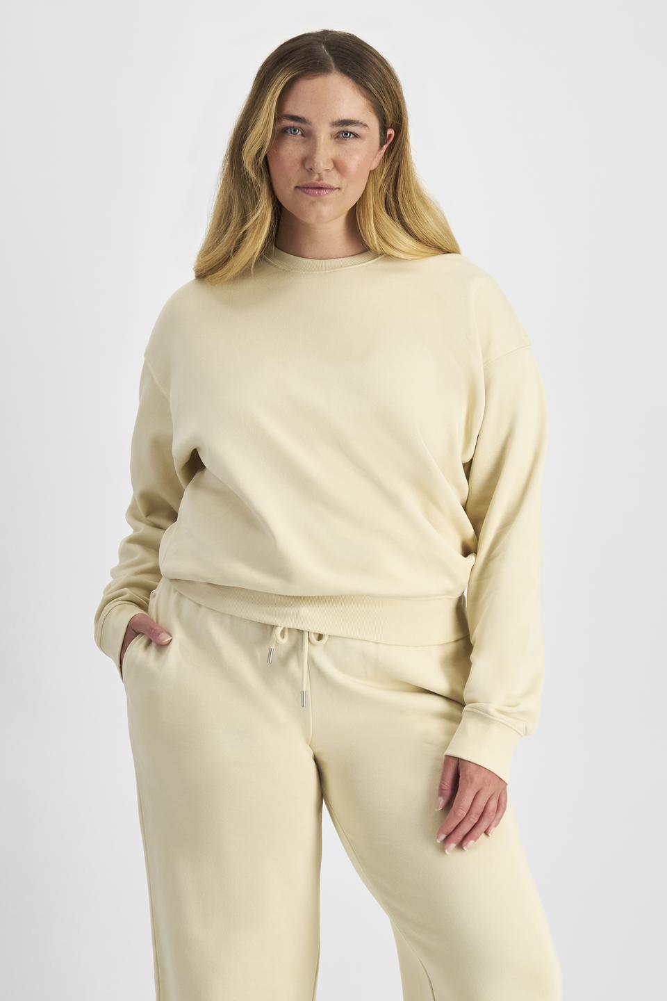 Chanel (She/Her) wears size L and is 176cm tall with 104cm chest and 89cm waist